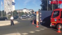 Un camion se renverse au pont d'Armor - Le camion se couche dans le rond-point