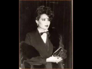 Bülent Ersoy - Aylar Geciyor Sen Bana Hala Geleceksin