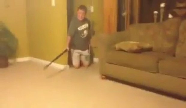 Chasseur de souris... il veut la tirer au fusil!