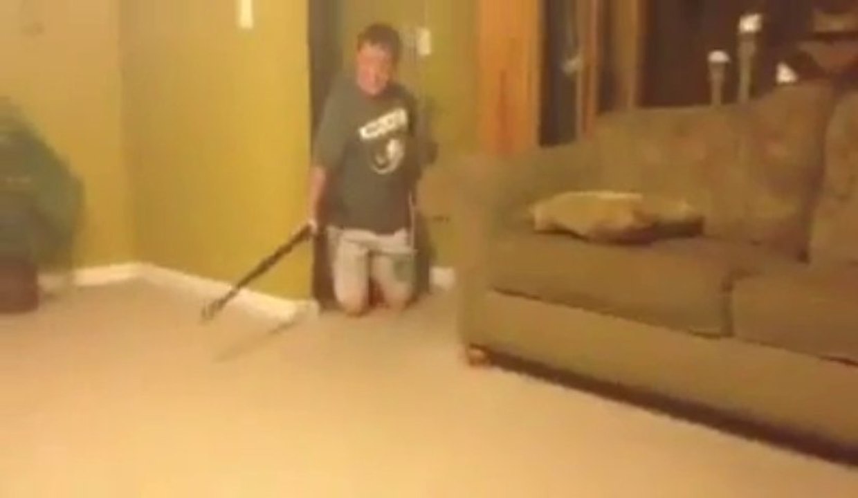 Chasseur de souris... il veut la tirer au fusil!