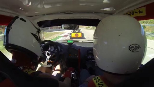 juliensaxo1600 en caméra embarquée à bord de son saxo 16V F2000 blanc et rouge, le 1er Septembre 2013 sur le circuit vitesse du Pole Mécanique d'Alès, lors des journée portes ouvertes à la session de 15h.