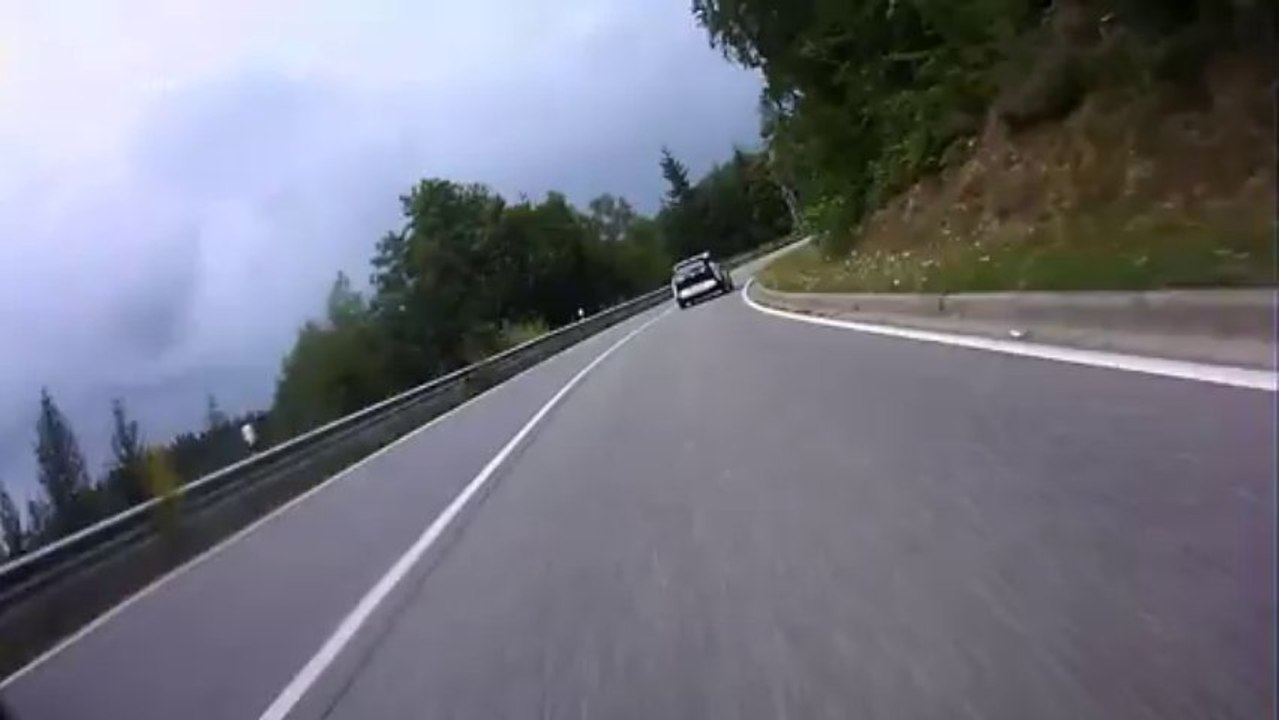 Une BMW i3 fait la course avec un deux roues