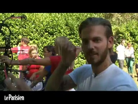 M. Pokora, alias Robin des Bois, essaye le tir à l'arc avec l'équipe de France