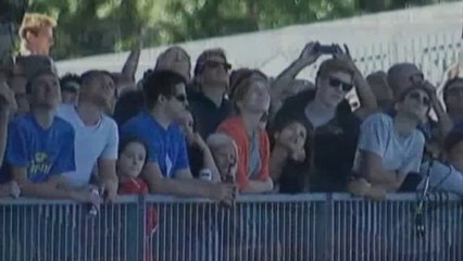 Cliff divers make urban invasion