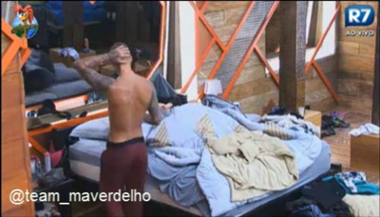 Mateus acorda Barbara para beber água. 03/08