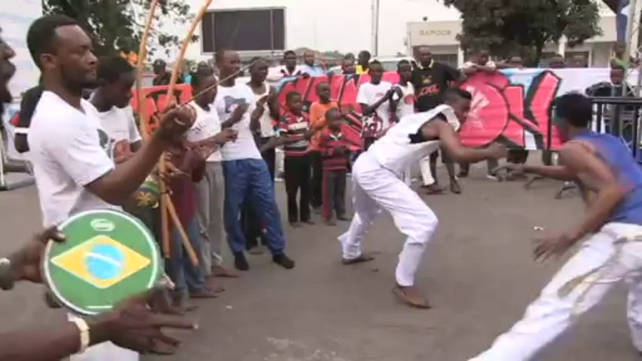 RDC: la capoeira, un sport brésilien dans les rues de Kinshasa