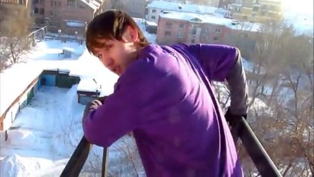 Saut dans la neige depuis un immeuble