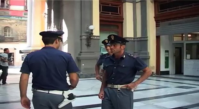 Napoli - Banda del buco ripulisce Banco di Napoli -live- (03.09.13)