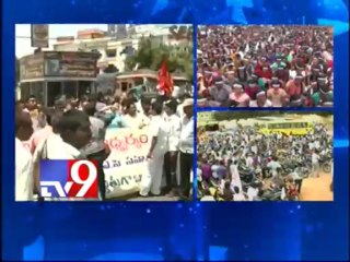 Seemandhra activists block roads in Vijayawada - Part 2