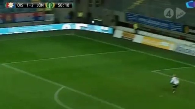 Football : Daryl Smylie inscrit un but sur une reprise de volée... du milieu de terrain