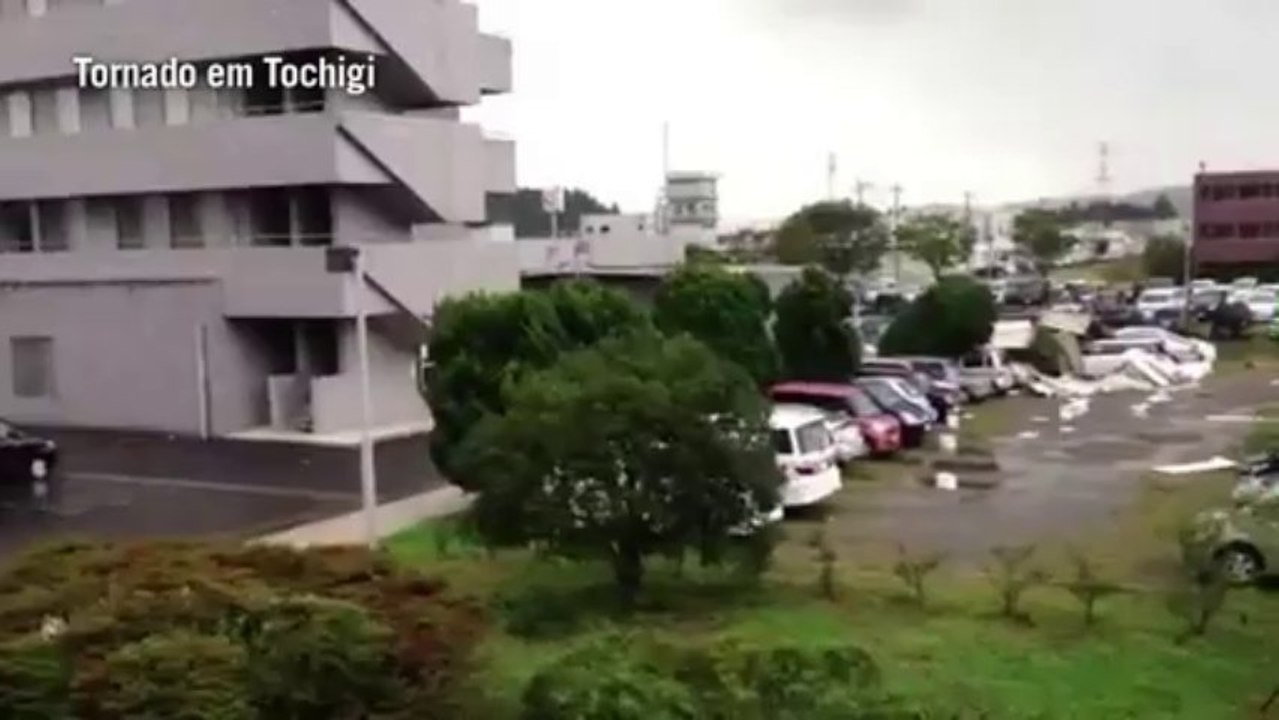 Tornado e terremoto abalam o Japão