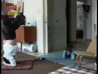 regardez le bébé , trop marrant!!