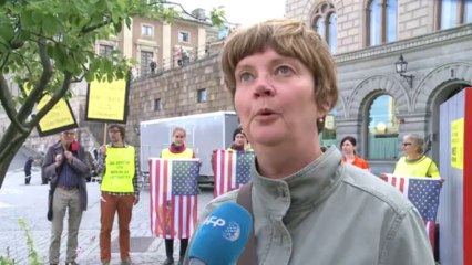 Protesters in Sweden urge Obama to close Guantanamo