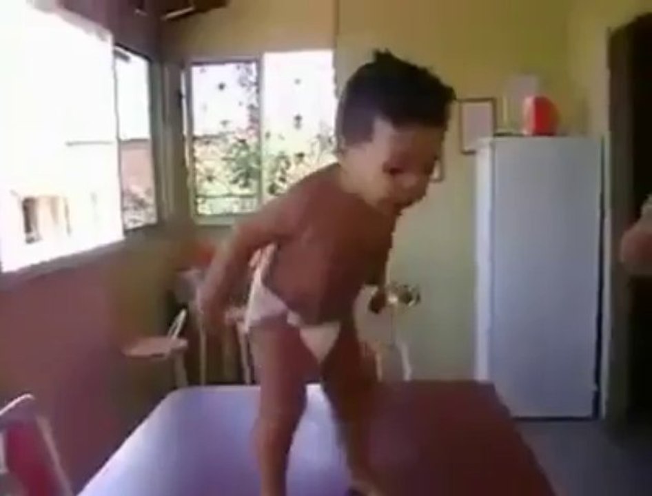 BEBE BAILANDO LA PEINADA!
