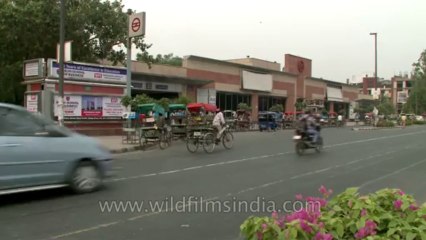 Traffic buzz near Vishwavidyalaya metro station