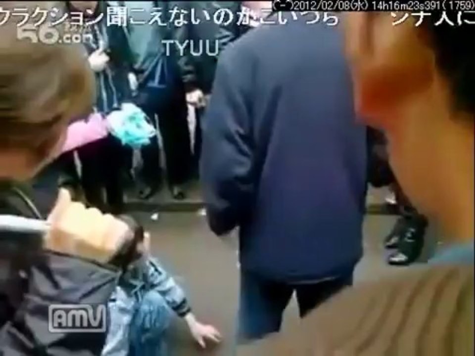 漢民族に集団暴行されるウイグル人の子供
