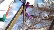 un russe saute dans neige depuis le toit d'un bâtiment. Dingue!
