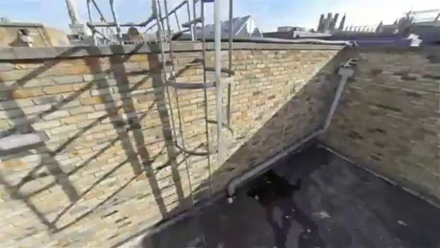 МОТИКА: Нездраво жесток паркур на покривите на зградите и куќите