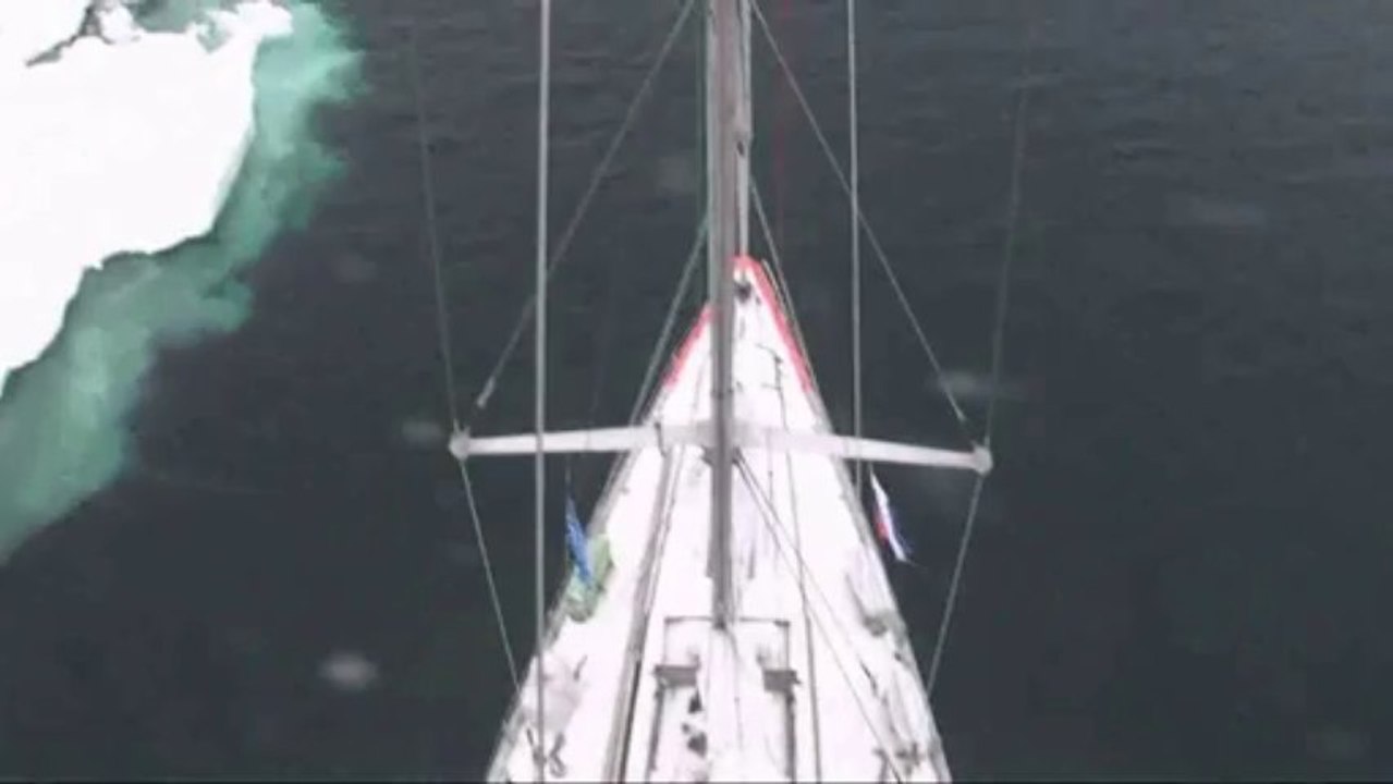 Tara recroise la glace en mer de Sibérie Orientale : Il y a de nouveau des morceaux de glace à l'horizon  © A.Deniaud/francetv nouvelles écritures/Thalassa/Tara Expéditions