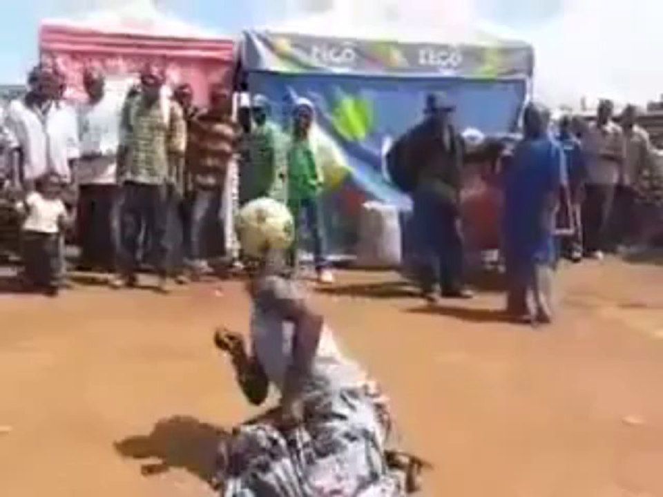 LASENEGALAISE.COM - Jongleuse de balle