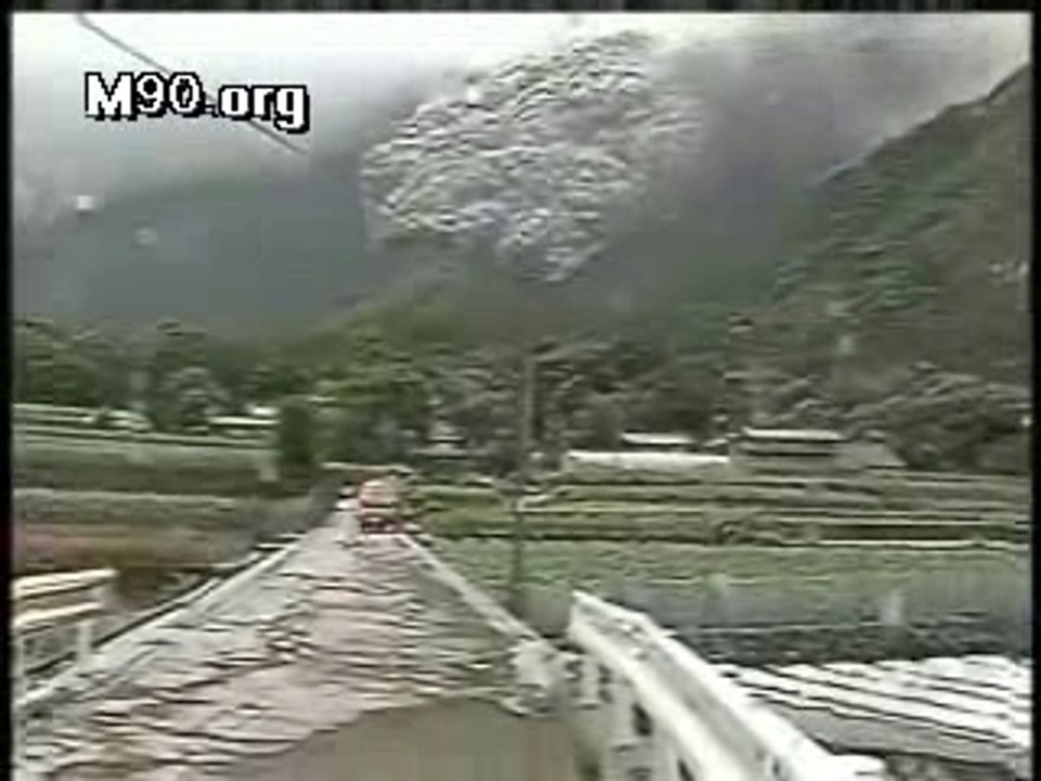EXPLOSION D' UN VOLCAN AU JAPON
