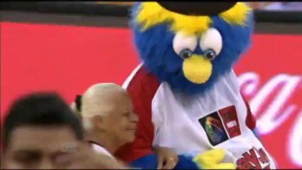 Ma się te ruchy! Kibicka tańczy z maskotką