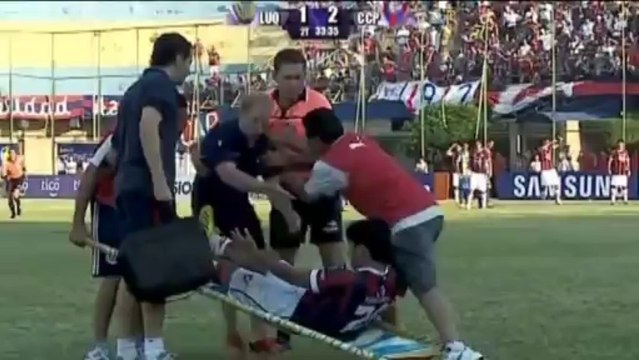 Piłka nożna: Bójka! W roli głównej... lekarz