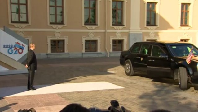 Vladimir Putin shakes hands with Cameron and Obama at G20