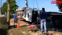 Un camion couché - Un camion couché dans un rond-point