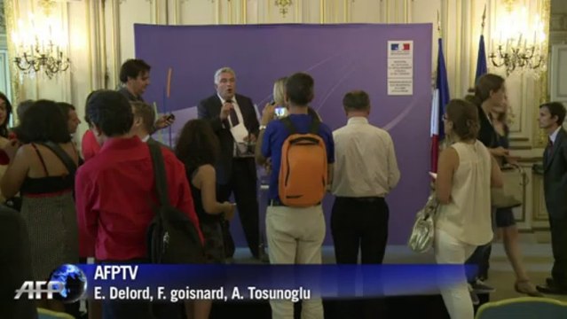 Report au 1er janvier 2014 de l'écotaxe pour les poids lourds. Images et déclarations. Durée: 00:52.