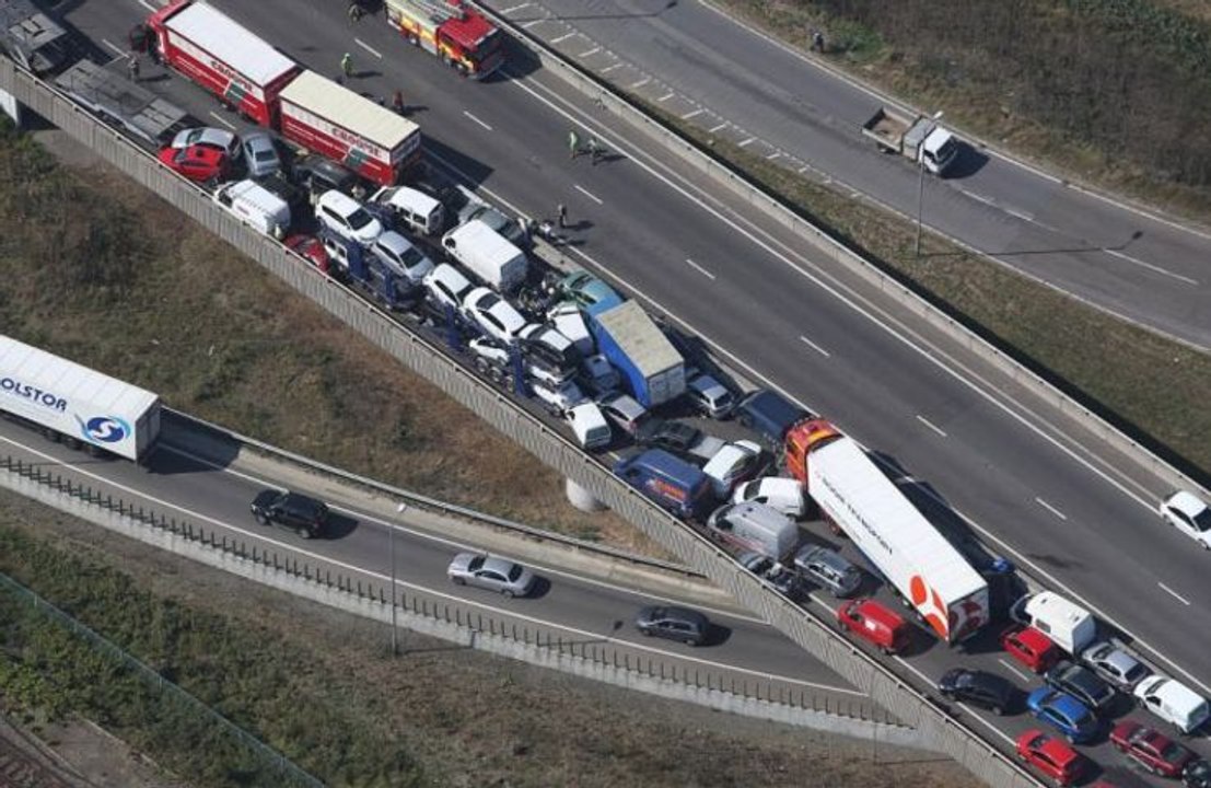 Carambolage géant sur un pont de Grande-Bretagne