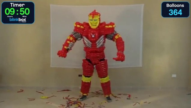 Ce gars fabrique un costume d'Iron Man en ballon! Enorme!