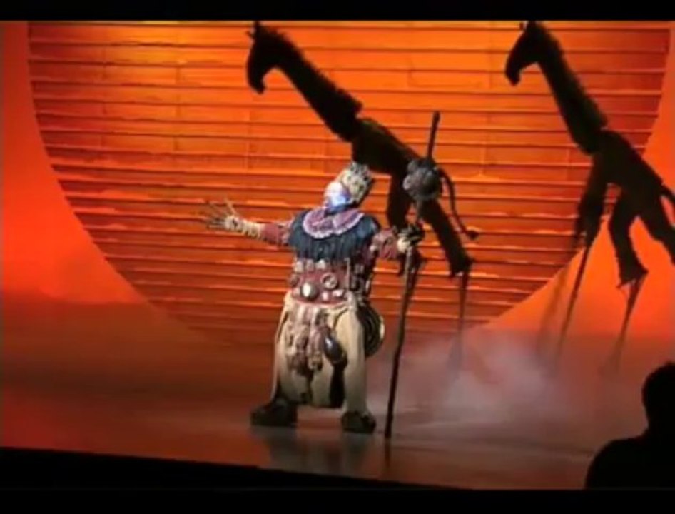 Extrait de la scène d'ouverture du Roi Lion au théâtre Mogador