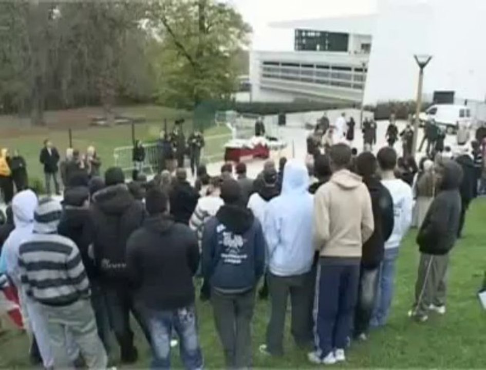 Deux ans après la mort de Zied et Bouna, la commémoration, devant la mairie de Clichy-Sous-Bois (93).