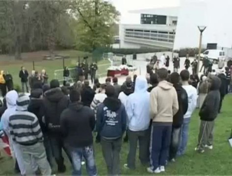 Deux ans après la mort de Zied et Bouna, la commémoration, devant la mairie de Clichy-Sous-Bois (93).