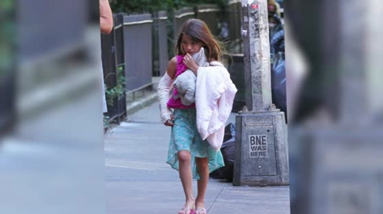 Suri Cruise hat sich den Arm gebrochen