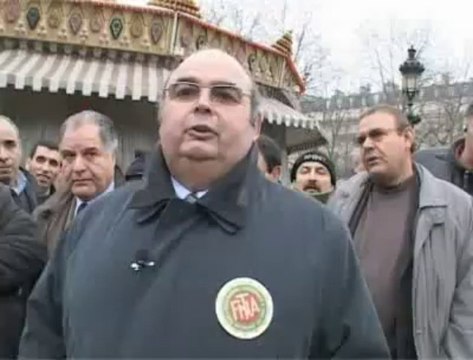 Les taxis bloquent la République