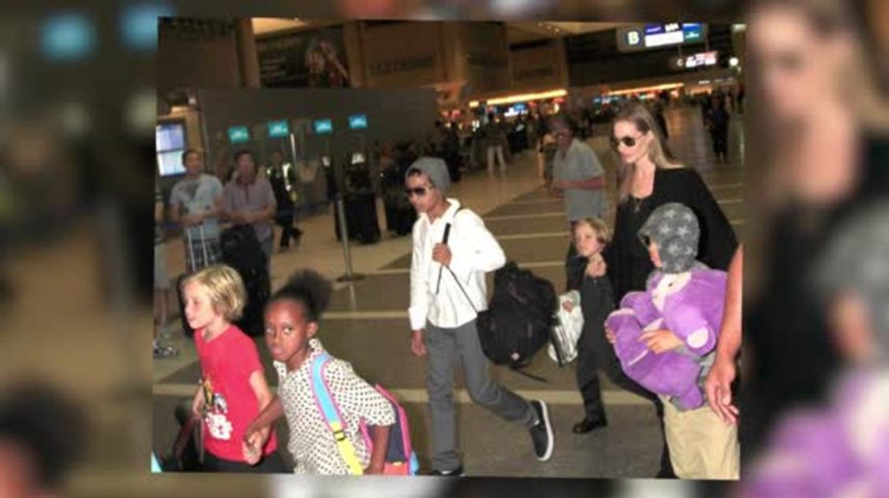 Angelina Jolie lotst ihre 6 Kinder durch den Flughafen für Umzug nach Australien