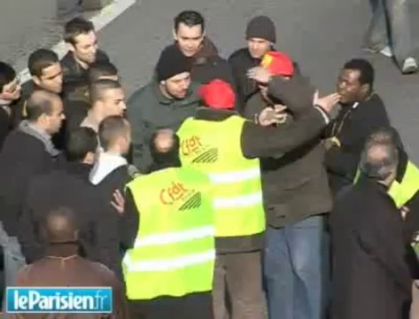 Les chauffeurs de taxi envahissent le périphérique parisien