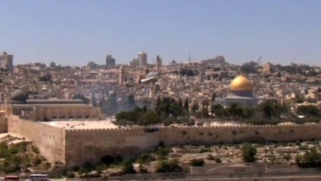 Clashes erupt in Jerusalem between Muslim worshippers and Israeli police