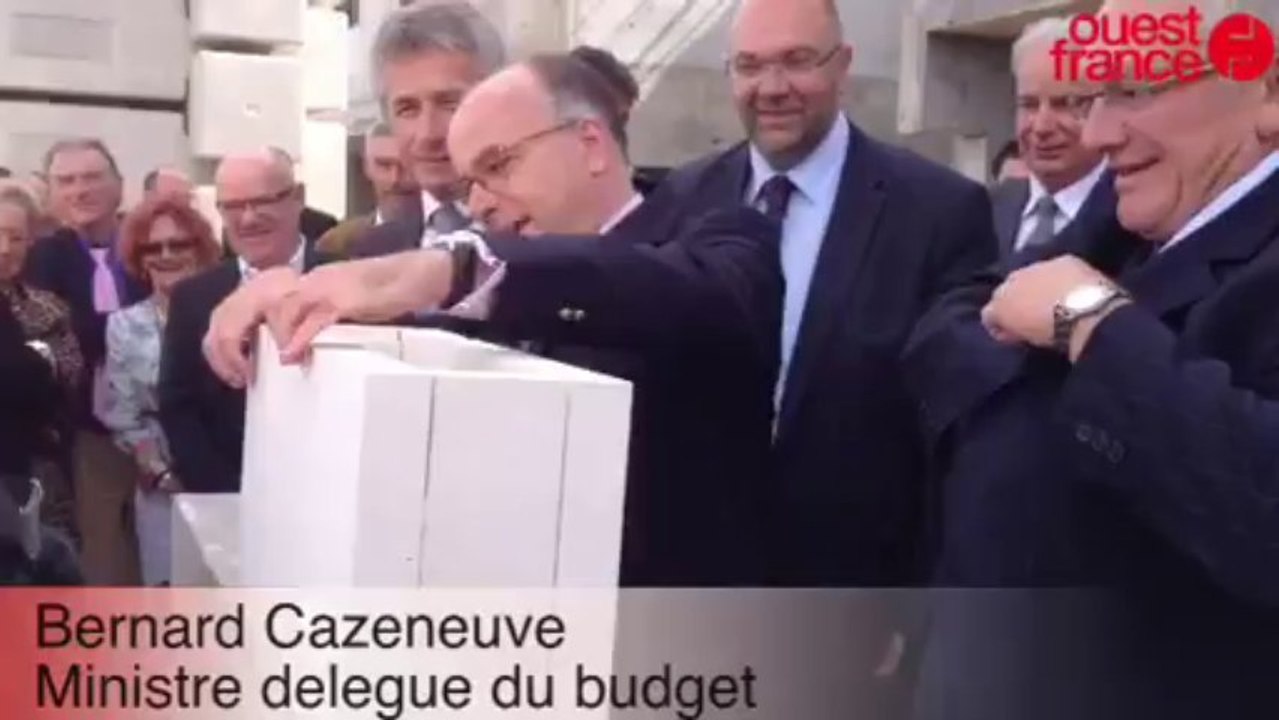 Pose de la première pierre de la chambre de mét...