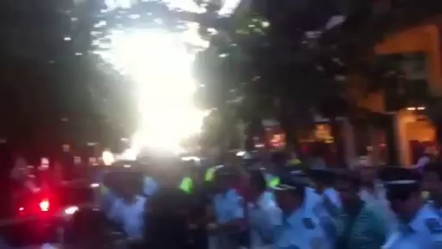 Ένστολοι έξω από τα γραφεία της ΝΔ