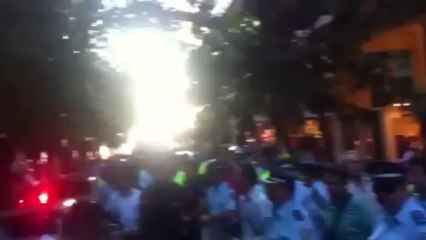 Ένστολοι έξω από τα γραφεία της ΝΔ