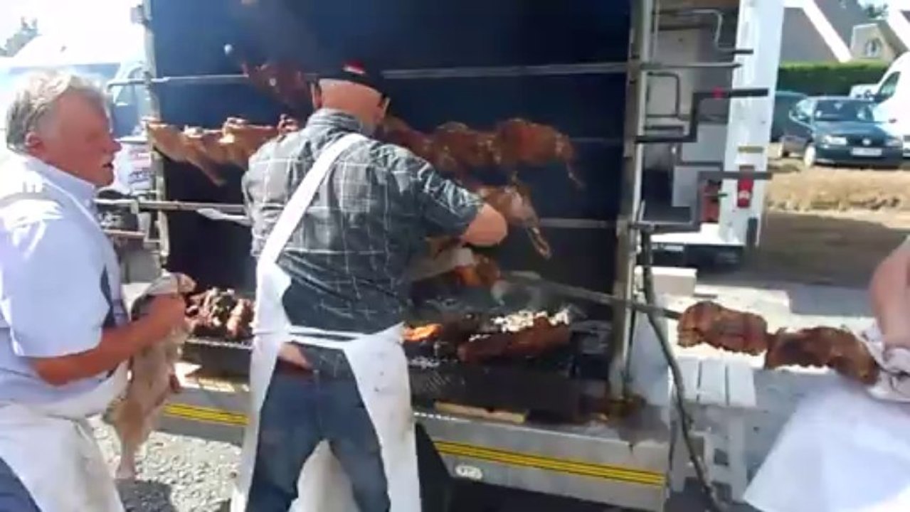 L'allée des rôtisseurs à la Foire de Lessay (Cotentin)