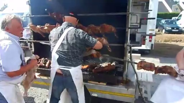 L'allée des rôtisseurs à la Foire de Lessay (Cotentin)