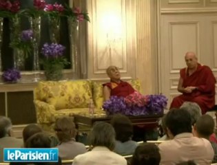 Le Dalaï lama face à la presse au George V