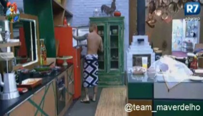 Barbara e Mateus na cozinha após sair da piscina, tarde 06/09