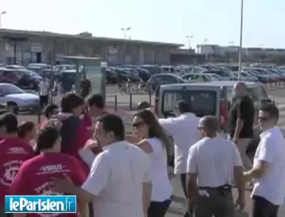 Le service d'ordre du PS chasse les jeunes UMP