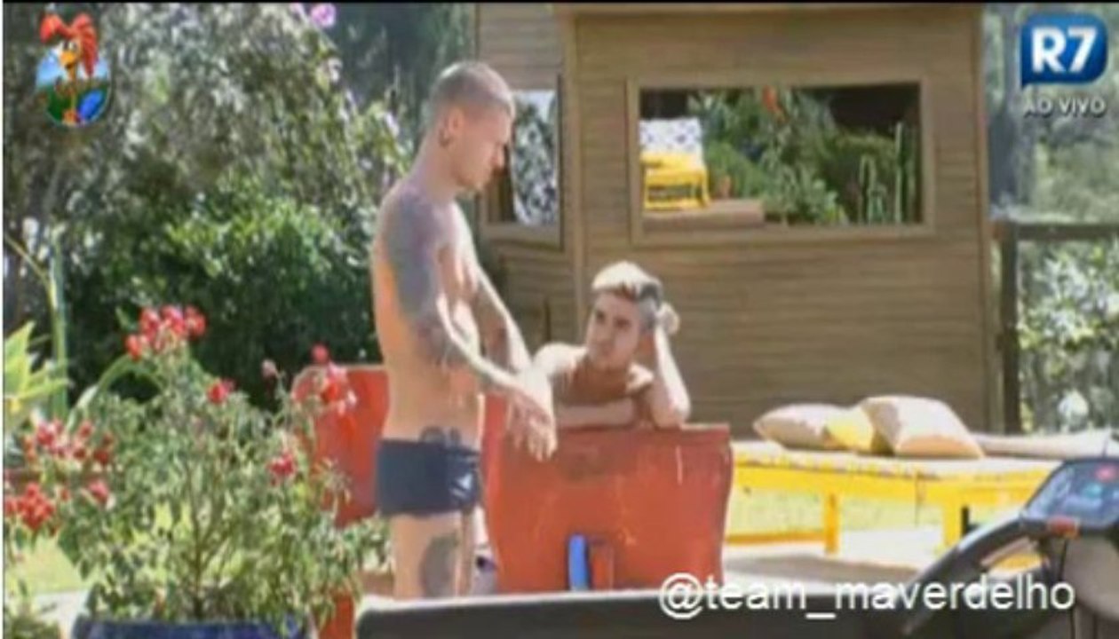 Peões se divertem na piscina, tarde 06/09