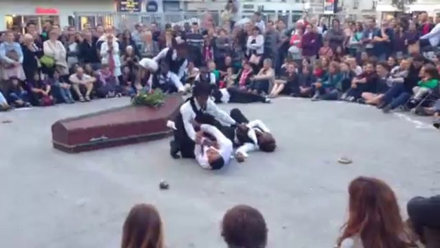 Le cercueil à Angers aux Accroche coeurs.